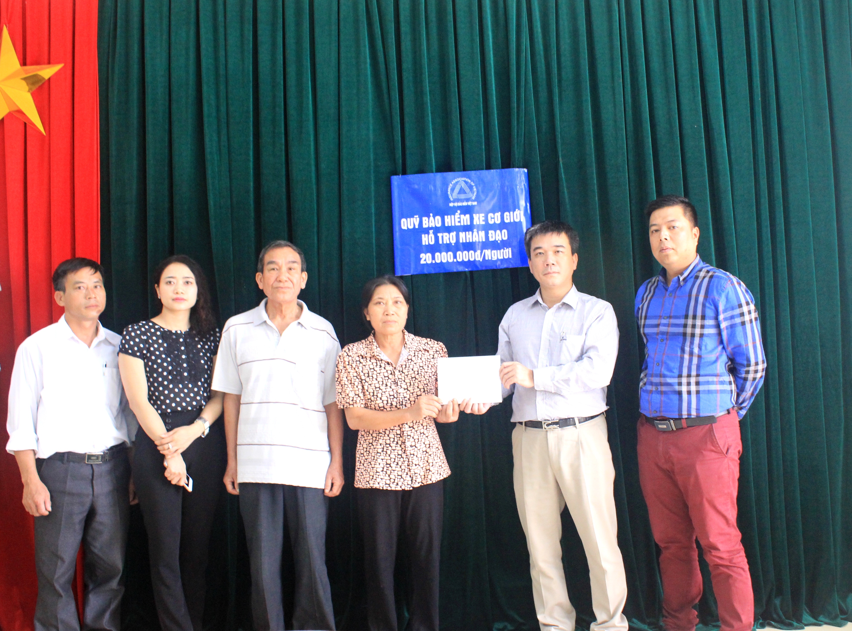 Quỹ Bảo hiểm xe cơ giới hỗ trợ nhân đạo cho 2 nạn nhân vụ tai nạn tại đường Hồng Hà, Phúc Tân, Hà Nội